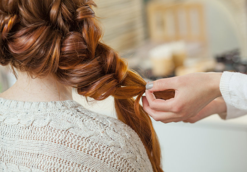 Réalisation de coiffure de mariage pour mariée et demoiselles d'honneur